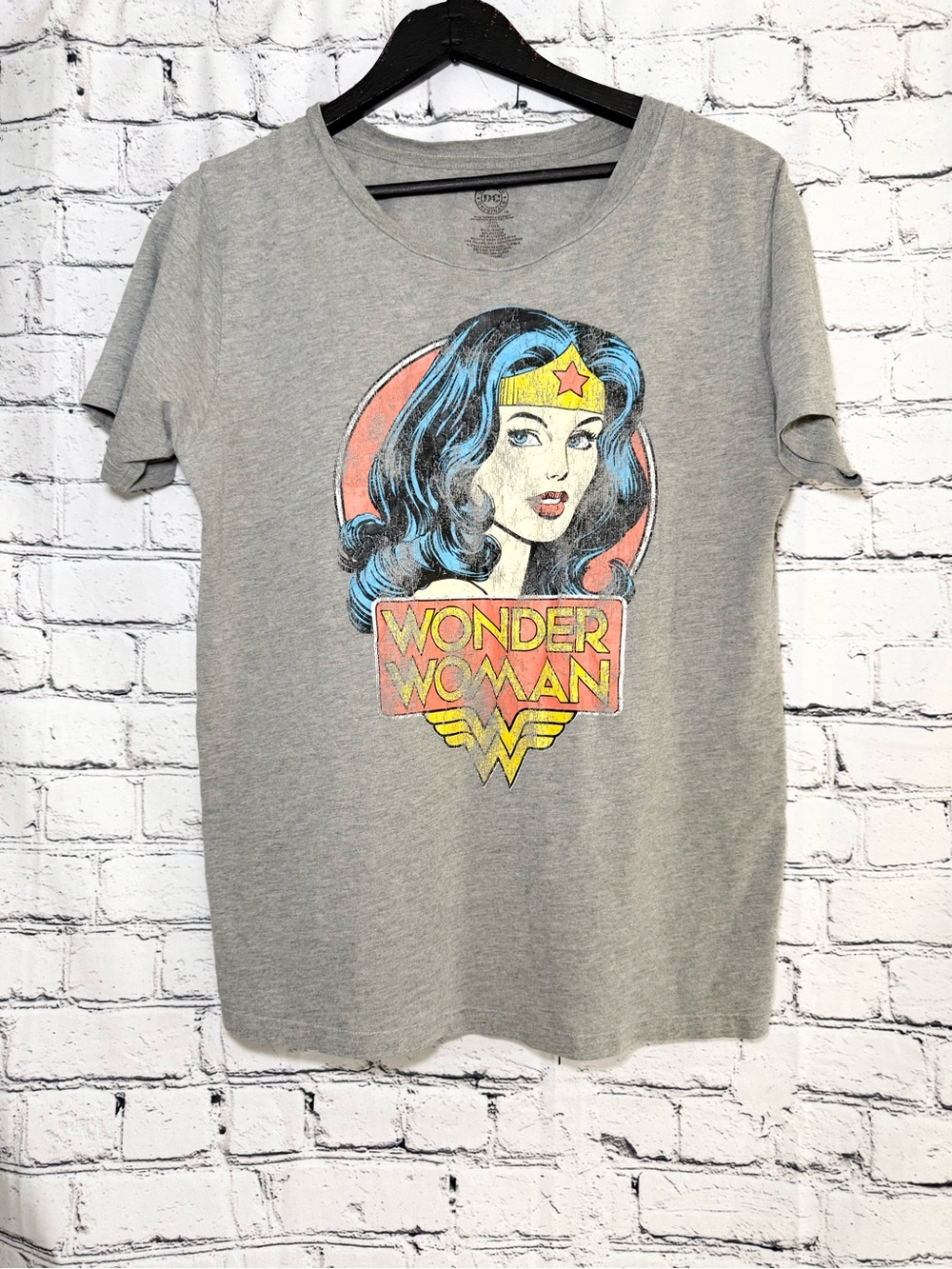 DC. Gray graphic wonder woman tshirt. Size L